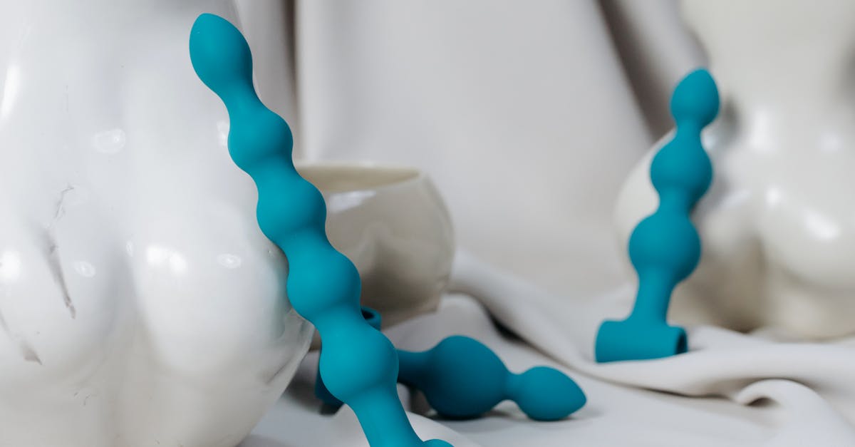 découvrez tout ce qu'il faut savoir sur les dildos : types, utilisations, conseils d'achat et d'entretien pour une expérience sécurisée et épanouissante.