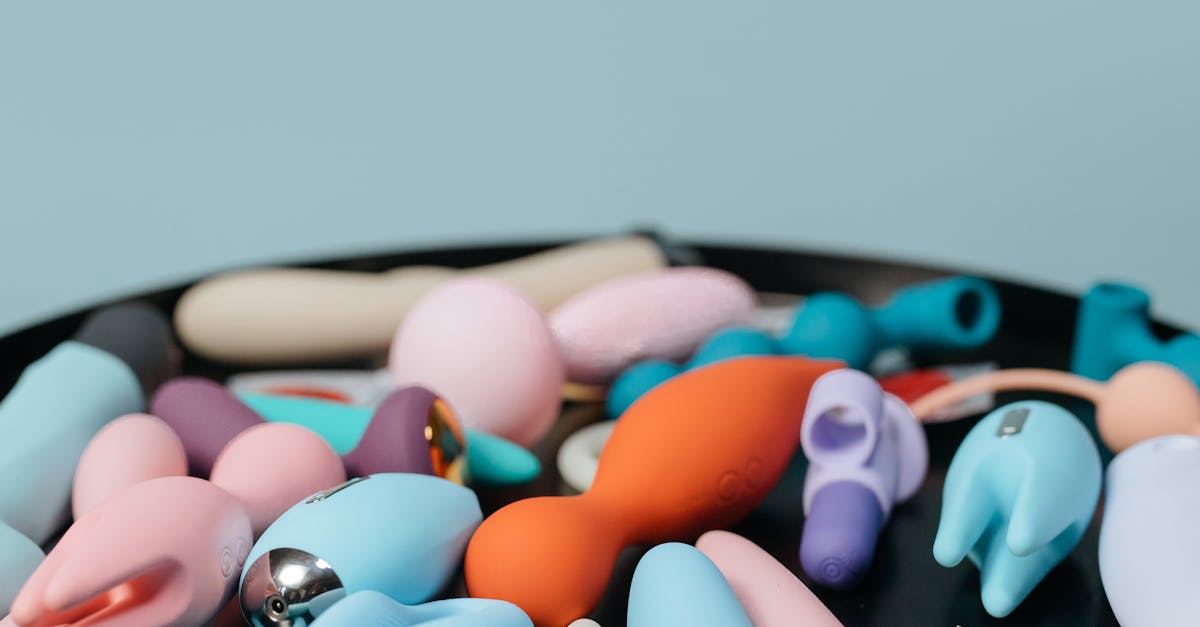 découvrez notre sélection de dildos pour tous les goûts : différentes tailles, formes et matières pour répondre à toutes vos envies en toute discrétion. explorez le plaisir en toute sécurité !