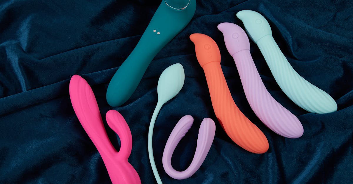 découvrez tout ce qu'il faut savoir sur les dildos : types, usages, conseils d'achat, sécurité et hygiène, pour une expérience intime épanouissante et sécurisée.